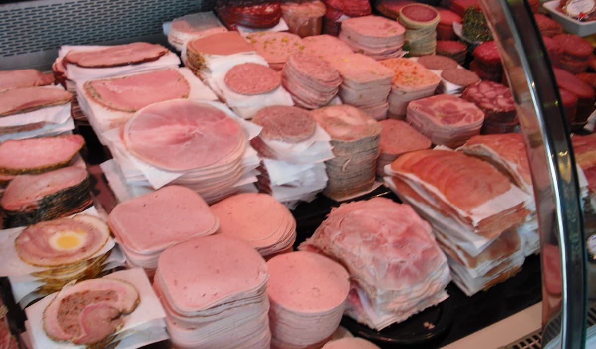 Fleisch- und Wurstwaren in der Theke der Fleischerei Jacobs